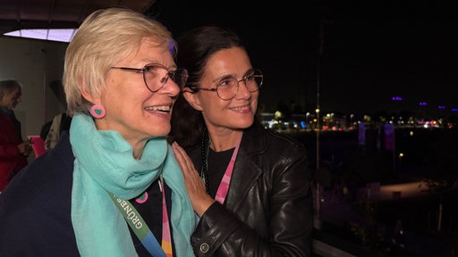 Helga Krecht und Sandra Maria-Breuer gucken sich die Laserhow an