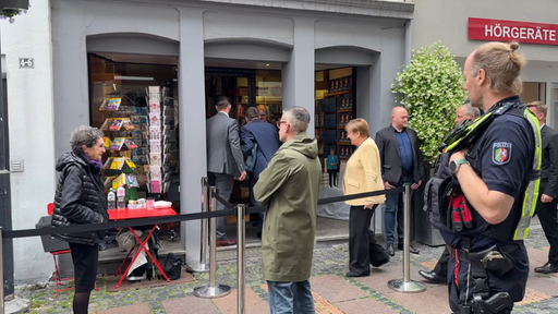 Angela Merkel vor einem Buchladen