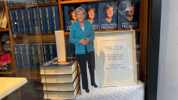 Ein Merkel-Aufsteller in einer Buchhandlung vor einer Lesung der ehemaligen Bundeskanzlerin in Neuss