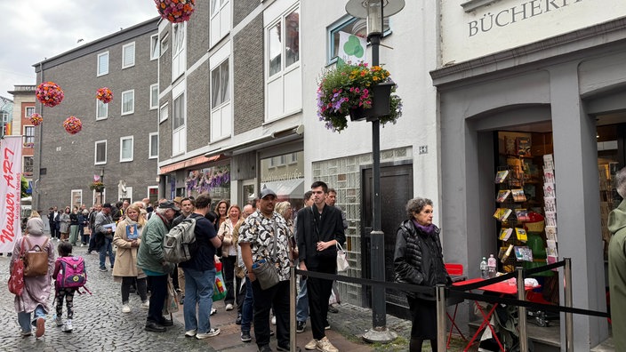 Eine lange Schlange vor einer Buchhandlung