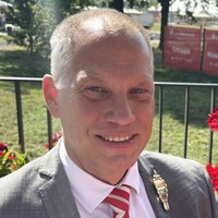 Der Neusser Bürgerschützenkönig Franz Josef Odendahl schaut lächelnd in die Kamera