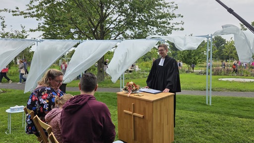 Hochzeit am Ort der Religionen auf der Landesgartenschau.