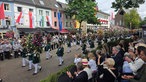 Schützen ziehen durch die Straßen von Neuss. 