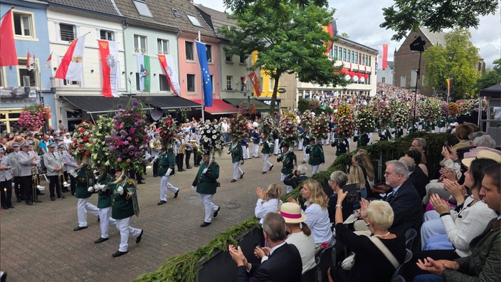 Schützen ziehen durch die Straßen von Neuss. 