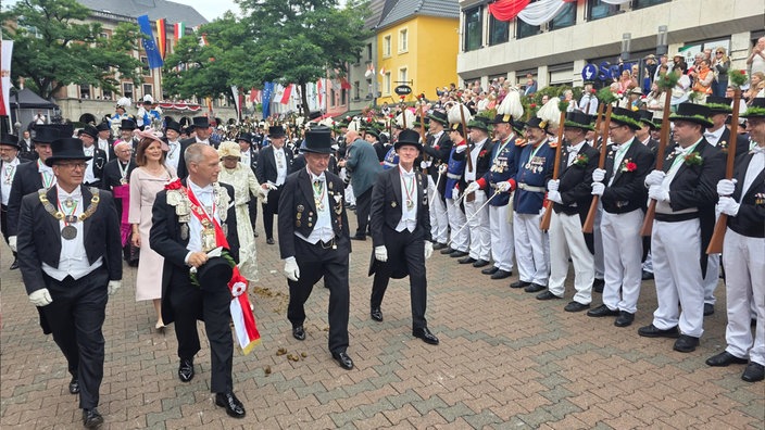 Schützenkönig Franz Josef Odenthal schreitet die Schützenfront ab.