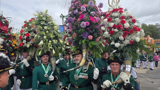Schützen mit Blumenhörnern auf den Schultern