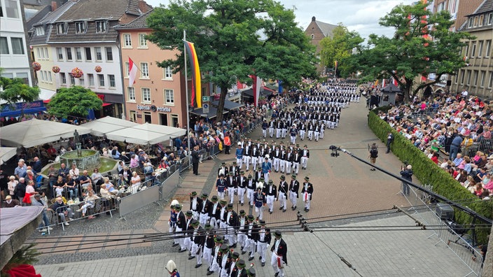 Von oben sieht man viele Schützen marschieren. 