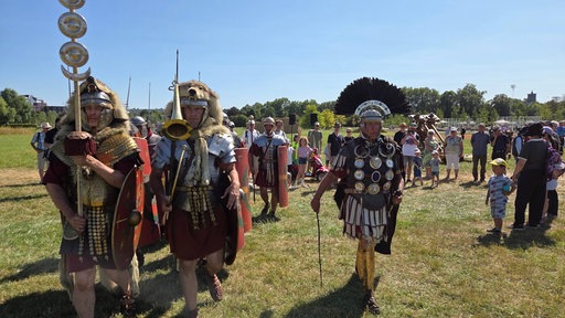 Marsch der Sechsten Römischen Legion in ihr Lager auf der Landesgartenschau Neuss.