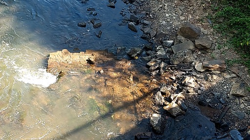 Ein Pfeiler der 2.000 Jahre alten Römerbrücke in Neuss schaut aus dem Wasser