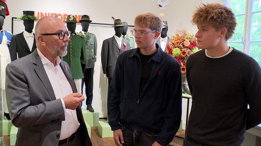 Die Jungschützen Konrad und James treffen im Museum den ehemaligen König Bert Römgens.
