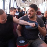 Seminarteilnehmer üben Selbstschutz in einem Bus