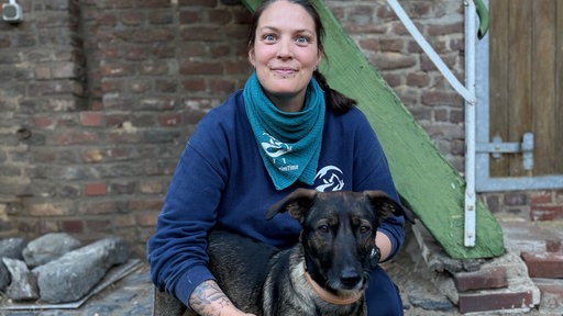 Eine Frau mit ihrem Hund auf einem Foto