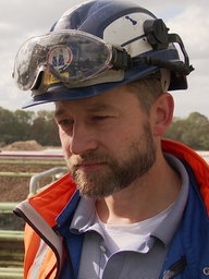 Markus Koenen mit Sicherheitshelm auf einer Fabrikanlage