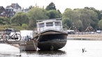 Niedriger Rheinpegel an einem Bootsanleger