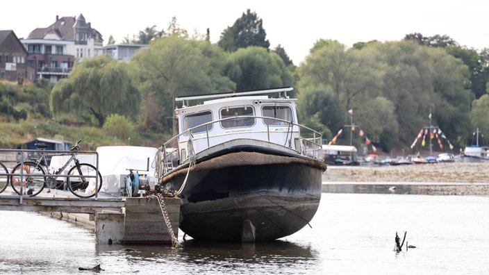 Niedriger Rheinpegel an einem Bootsanleger