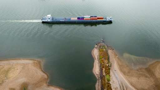 Ein Schiff überquert mühsam den Rhein bei Duisburg-Marxloh