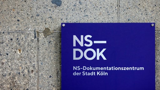 Blaues Schild auf dem Das NS-Dokumentationszentrum der Stadt Köln steht