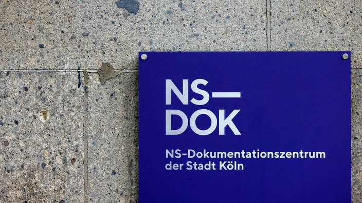 Blaues Schild auf dem Das NS-Dokumentationszentrum der Stadt Köln steht