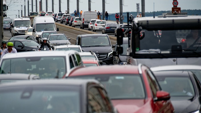 Fahrzeuge stehen auf der Kennedybrücke in der Bonner Innenstadt im Stau
