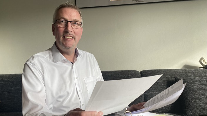 Mario Bertling, Beteiligter der Musterfeststellungsklage von der Verbraucherzentrale Hessen, blickt lächelnd in die Kamera.