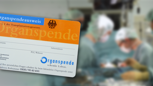 Im Vordergrund ein Organspendeausweis, im Hintergrund ein OP-Saal.