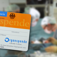 Im Vordergrund ein Organspendeausweis, im Hintergrund ein OP-Saal.