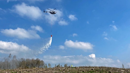 Polizei-Hubschrauber löscht mit Bambi Bucket