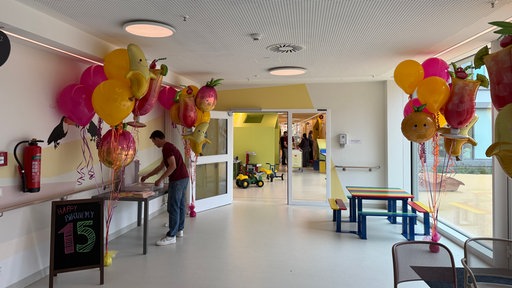 Luftballons und geschmückte Eingangshalle im Kinderzentrum Bethel 