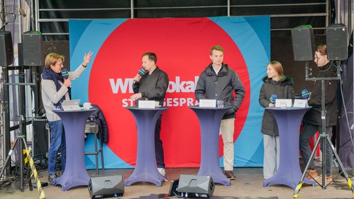 Mehrere Personen stehen auf der Bühne des Lokalzeit Stadtgesprächs. 