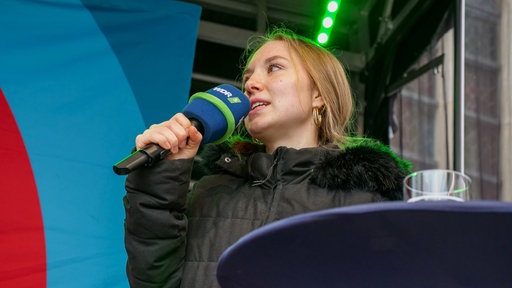 Eine junge Frau spricht auf der Bühne des Lokalzeit Stadtgesprächs.