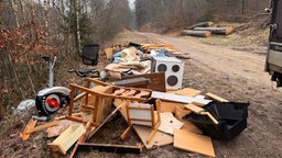 Sperrmüll liegt mitten im Wald