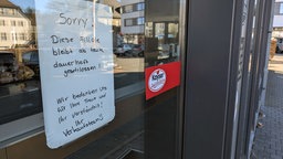 An der Tür der Bäckerei ist ein Schild zu sehen, auf dem die dauerhafte Schließung der Filiale verkündet wird.