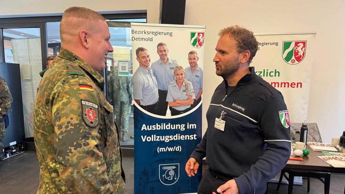 Mitarbeiter der Justiz und der Bundeswehr im Gespräch