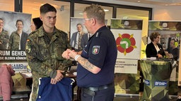 Mitarbeiter der Justiz und der Bundeswehr im Gespräch