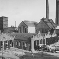 Auf dem Bahnhofsvorplatz steht ein Wagen.