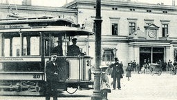 Vor dem alten Hauptbahnhof steht die Straßenbahn.