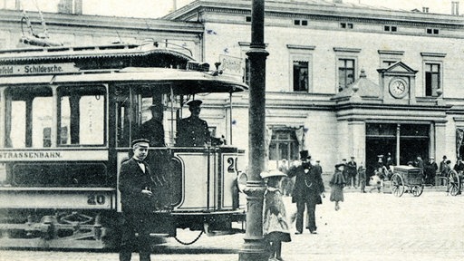 Vor dem alten Hauptbahnhof steht die Straßenbahn.