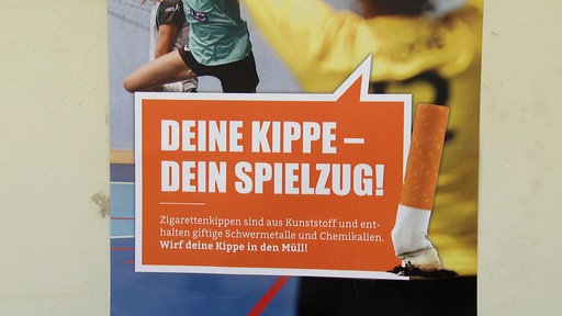 Plakat mit u.a. der Aufschrift: Deine Kippe - Dein Spielzeug!