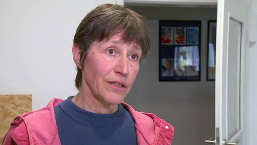 Heike Gründken, die Leiterin des Lunch Clubs, spricht in die Kamera.