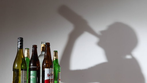 Frau trinkt Alkohol.
