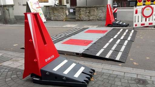 Eine Straße mit bewegbaren Durchfahrsperren