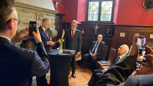Der litauische Botschafter gratuliert Andreas Hollstein zum neuen Amt