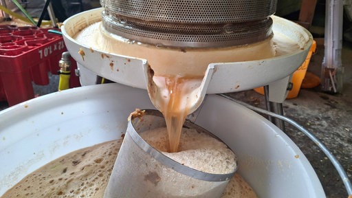 Eine Maschine produziert Apfelwein