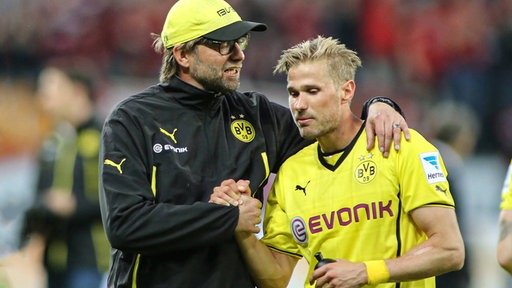 Trainer Jürgen Klopp und Oliver Kirch auf dem Spielfeld in 2014