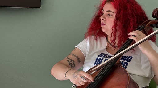 Ayse Deniz Birdal sitzt und spielt ihr Violincello