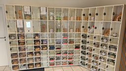Ein großer Automat mit Backwaren, der in einem Raum steht.