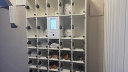 Ein Brotautomat, der an einer Wand hängt.