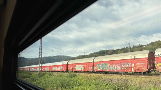 Güterzug fährt vorbei