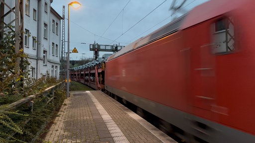 Güterzug fährt vorbei
