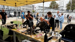 Aktion der Barber Angels in Bielefeld: Obdachlose und bedürftige Menschen bekommen kostenlosen Haarschnitt